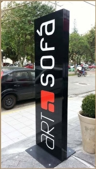Totem comercial iluminado da Art Sofá